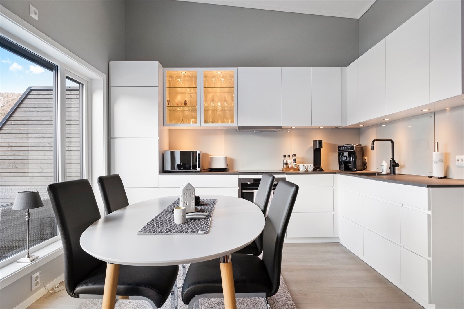 Det er godt med skap- og benkeplass på kjøkkenet Galleribilde