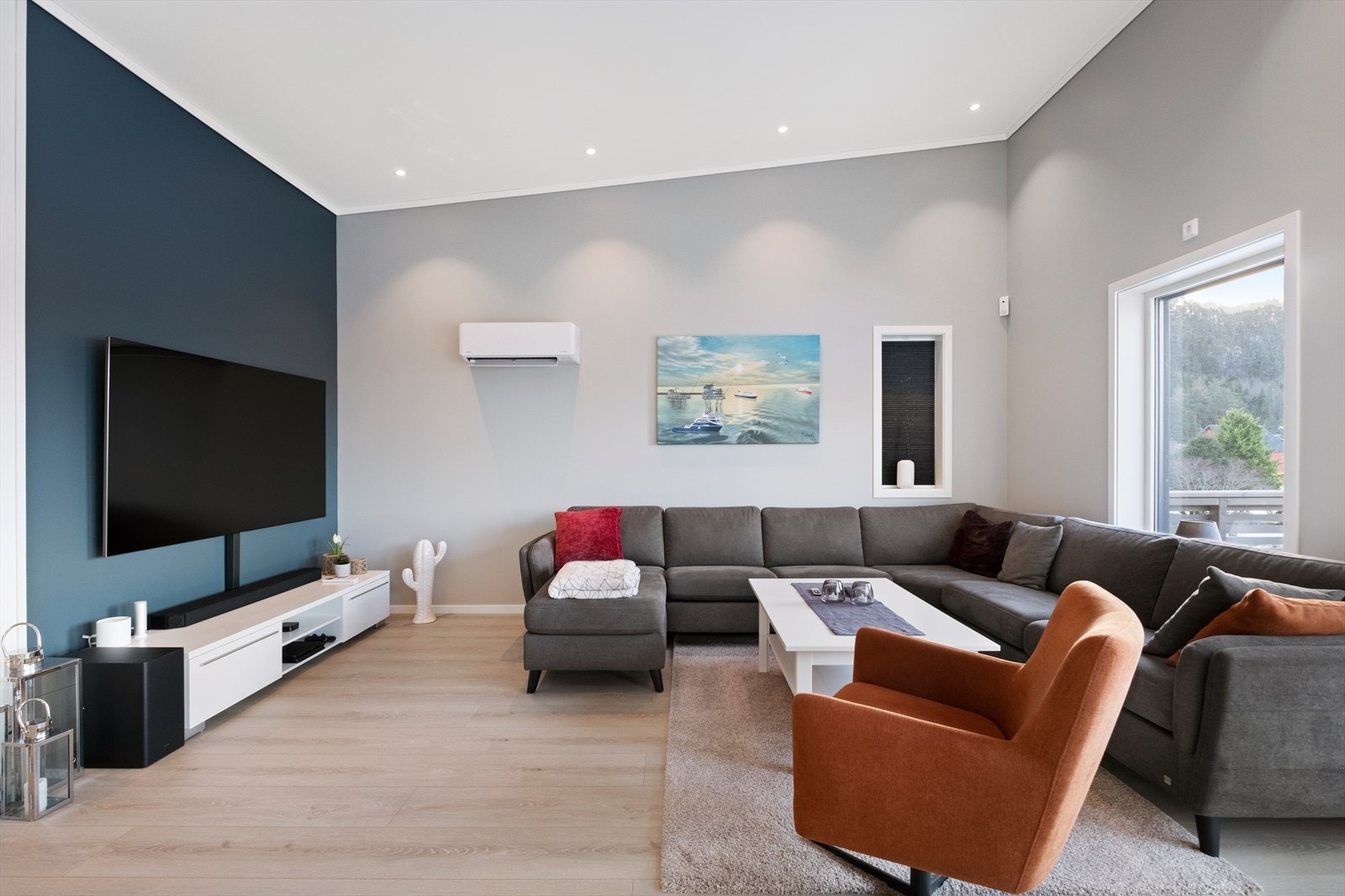 Her er også installert varmepumpe som gir en jevn og god varme hele året Galleribilde