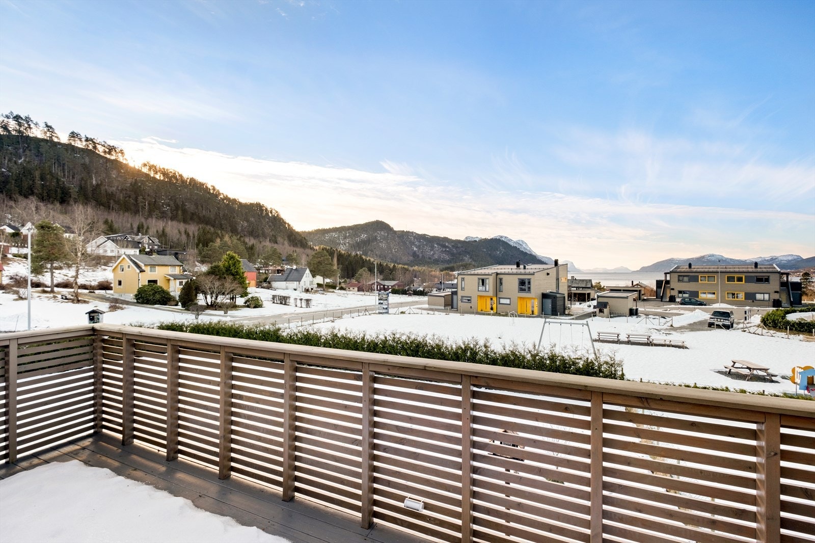 Flott utsikt. Lekeareal i umiddelbar nærhet Galleribilde