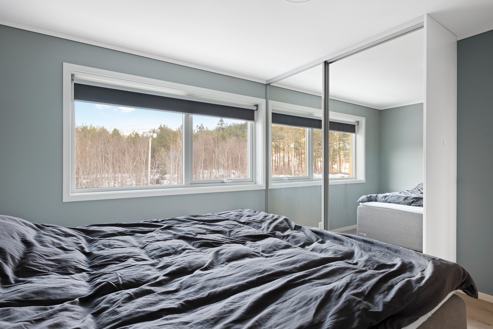 På soverommet er det også romslig skyvedørsgarderobe Galleribilde