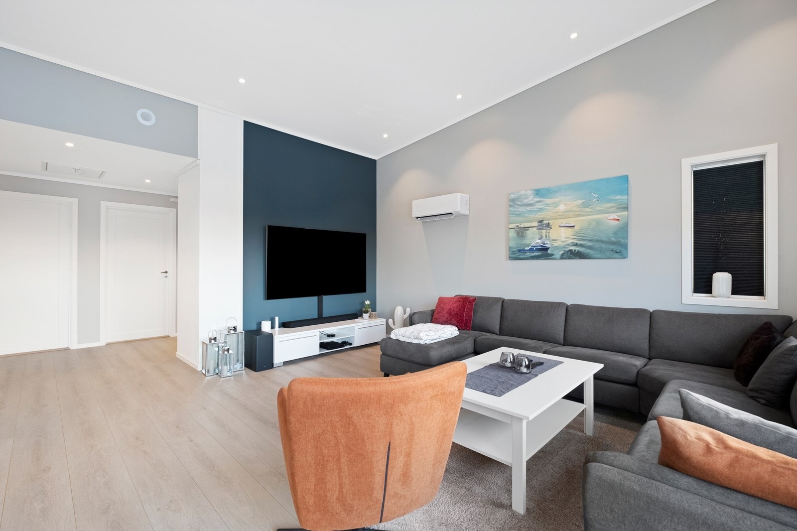 God takhøyde på stuen som gir en god romfølelse Galleribilde