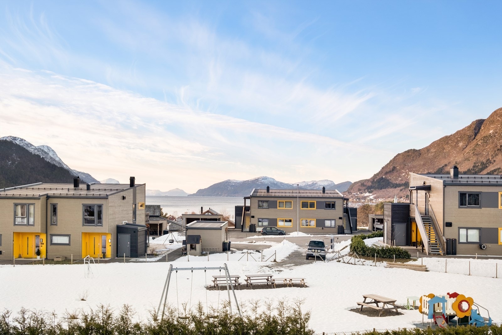 Fra leiligheten har en nydelig utsikt vestover mot Ørskogvika og Storfjorden. Galleribilde