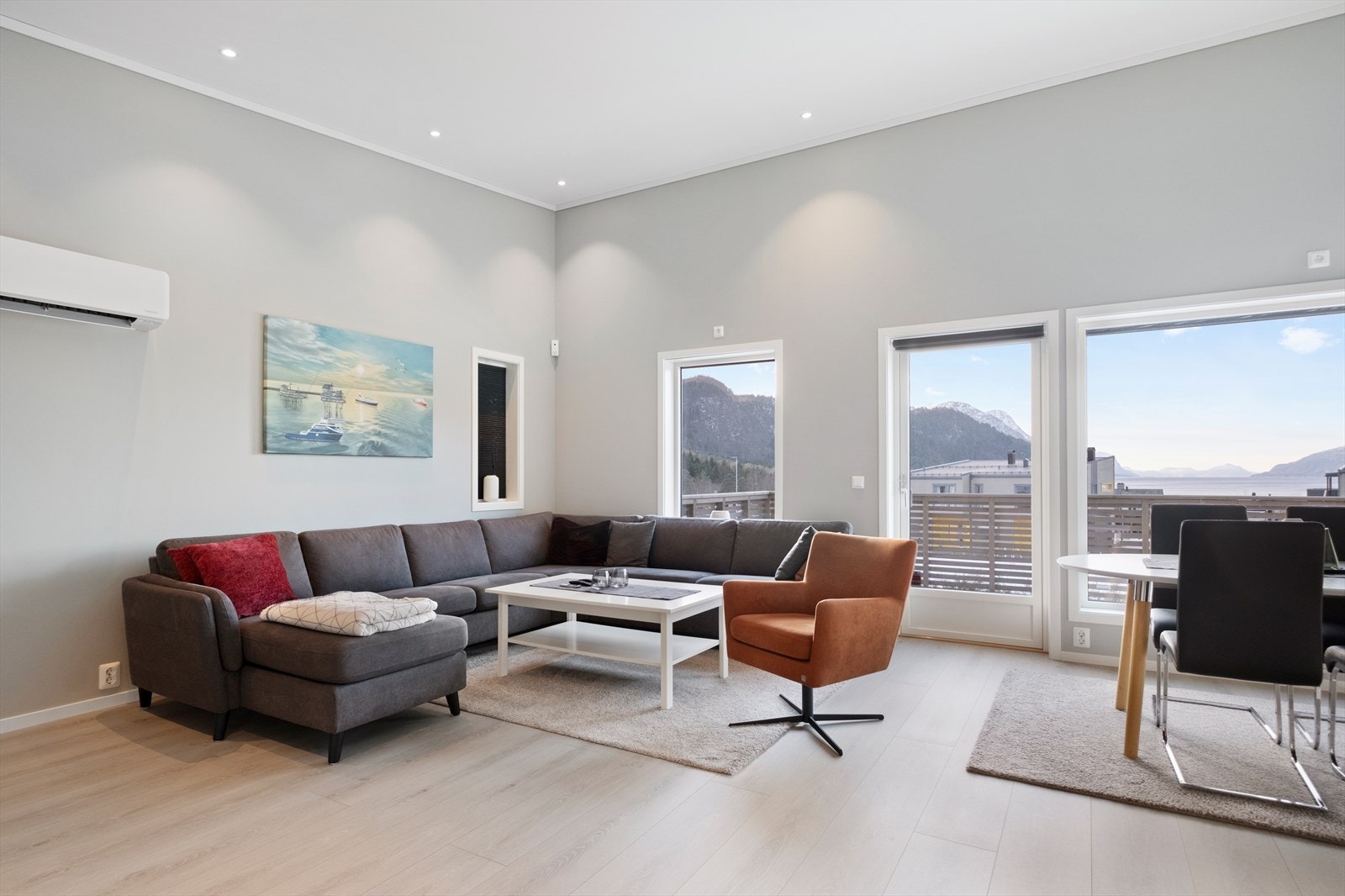 Nyere og attraktiv 3-roms leilighet fra 2021 i 2.etg av 4-mannsbolig på Iden på Sjøholt i Ålesund kommune. Galleribilde