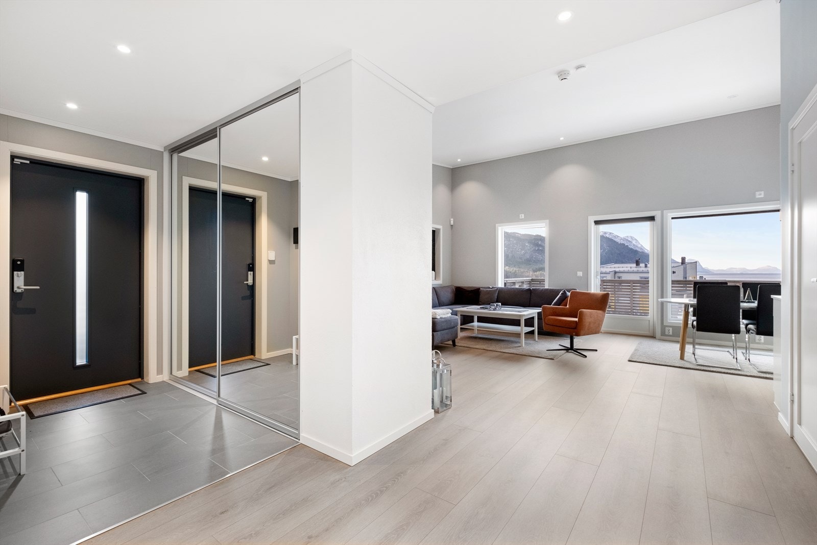 Fra gang mot stue Galleribilde