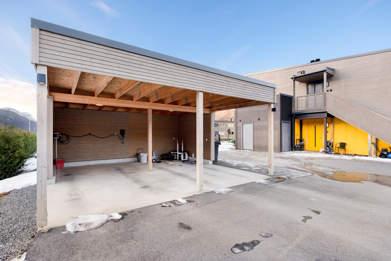 I tillegg tilhører carport med el-billader og en utebod. Galleribilde