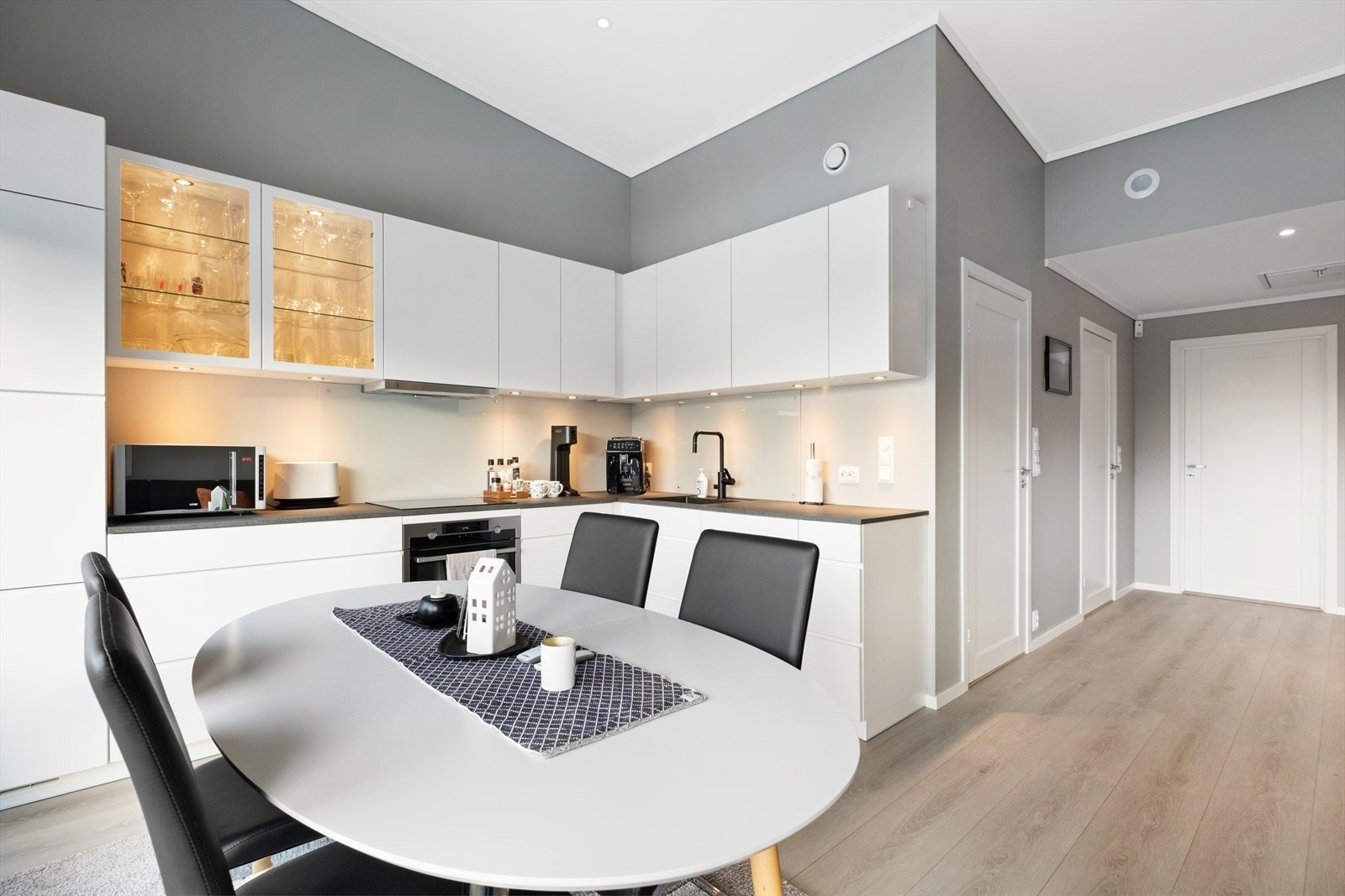 Meget flott og moderne kjøkken med hvite glatte fronter Galleribilde