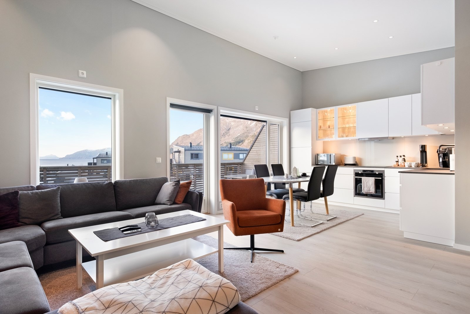 Fra stue/kjøkken er det utgang til veranda med nydelig utsikt Galleribilde