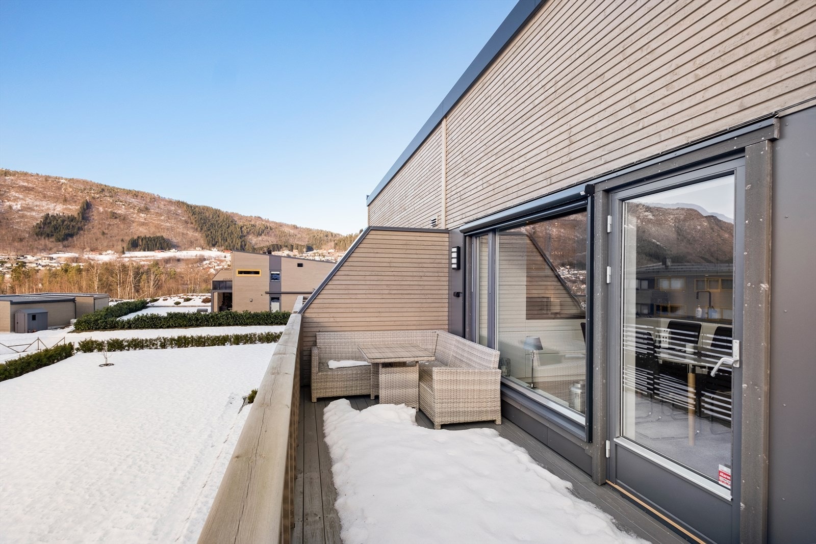 Romslig veranda - Screens (Solskjerming) med solsensor og kontroll ute. Elektrisk gardin framfor verandadør med medfølgende kontroll inne. Galleribilde