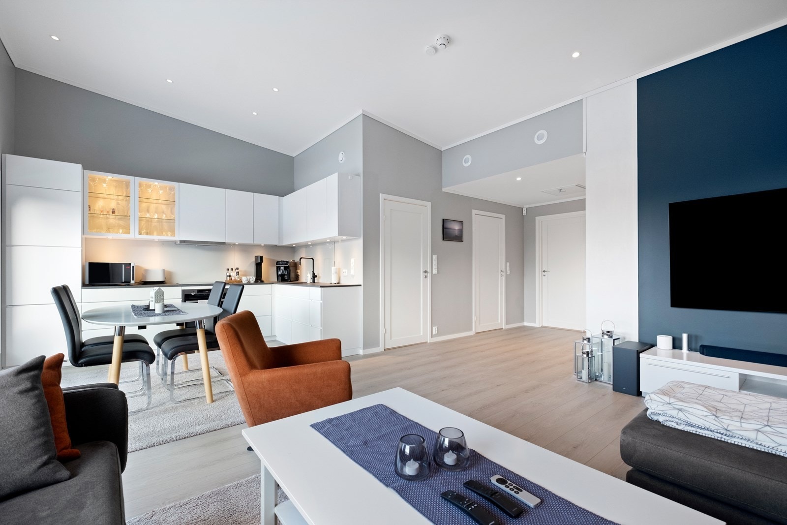 Det er åpen løsning på stue/kjøkken Galleribilde