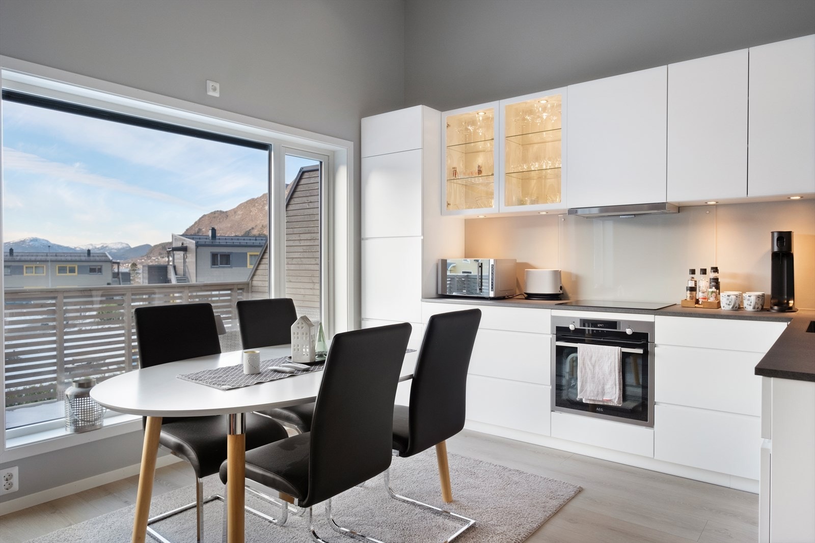 God plass til spisestue - Hvitevarer som kjøl/fryseskap, oppvaskmaskin, induksjonstopp og stekeovn er integrert. Galleribilde