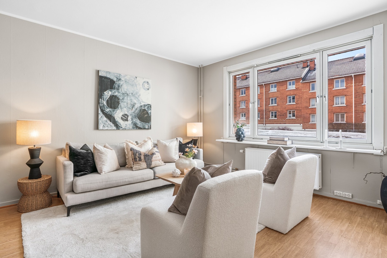 Stuen er romslig og har en takhøyde på ca. 2,51 meter, noe som gir gode muligheter for ulike møbleringsløsninger. Galleribilde