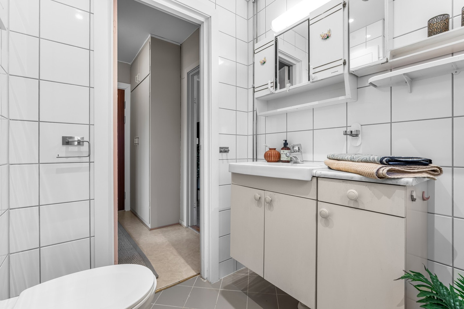 Gulvet har varmekabler med termostatstyring, og veggene er kledd med fliser. Galleribilde