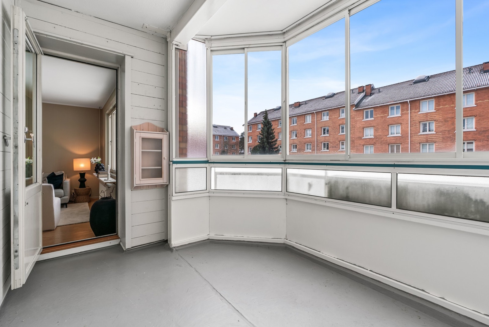 Gjennomgående 3-roms leilighet med sydvestvendt innglasset balkong og flott beliggenhet i 2. etg. Galleribilde