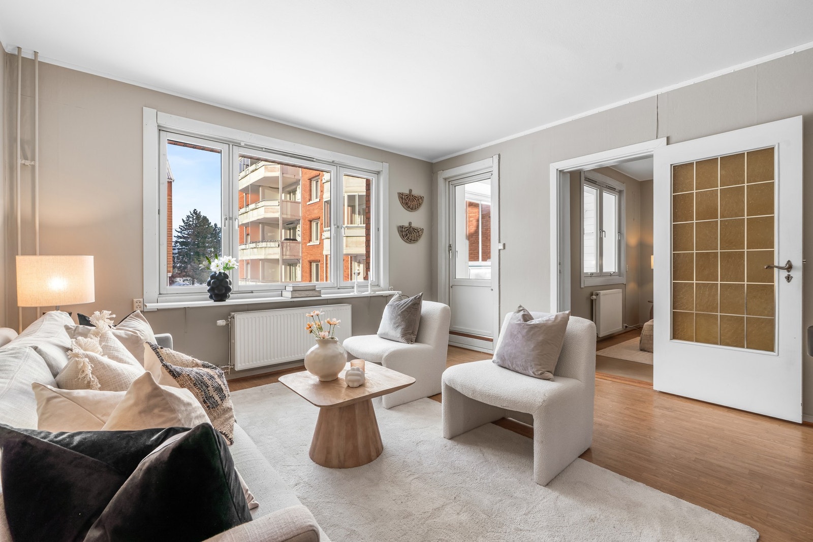 Det er utgang til en sydvestvendt innglasset balkong, som gir ekstra bruksareal og kan fungere som en forlengelse av stuen. Galleribilde