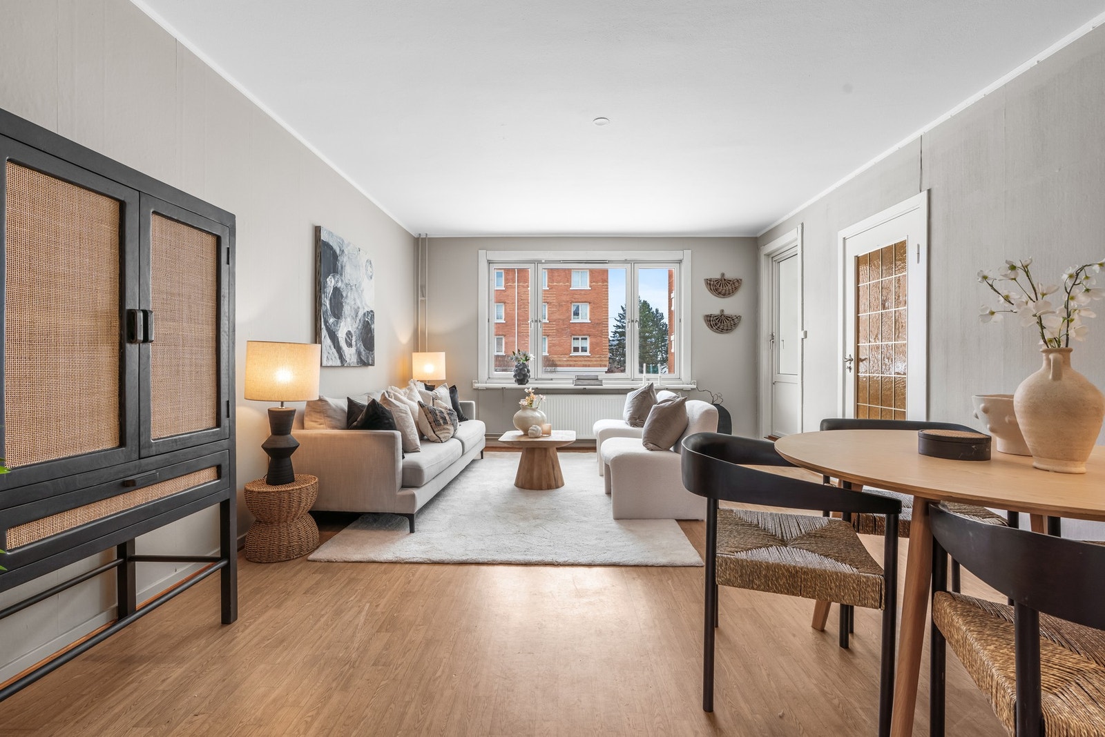 Veggene er tapetsert fra tidligere, men nymalte i 2026. Galleribilde