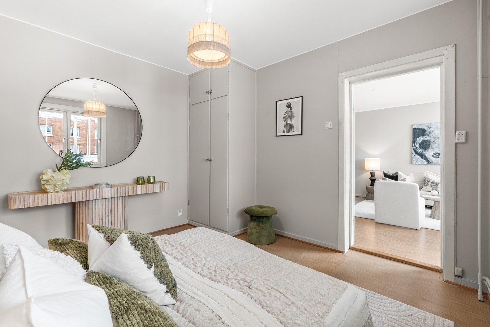 Det finnes mulighet for oppbevaring i form av plass til garderobeskap. Galleribilde