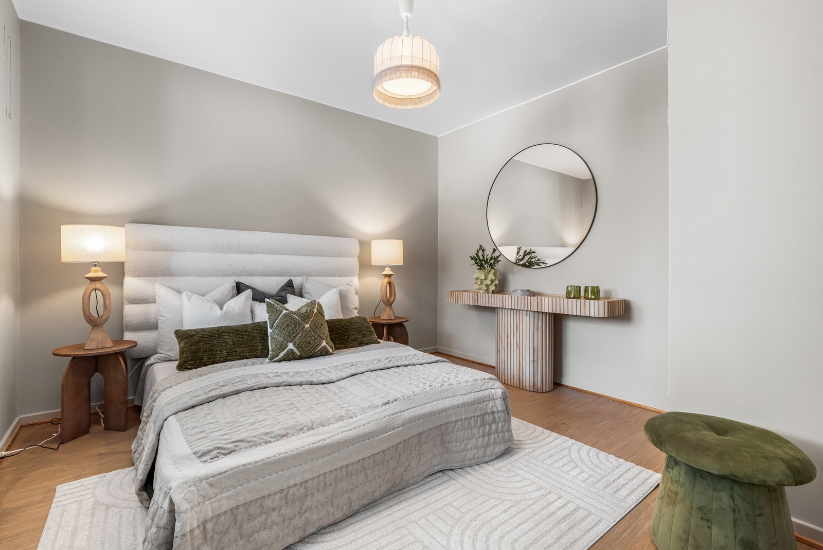 Det ene soverommet har en romslig utforming med plass til dobbeltseng og nattbord. Galleribilde