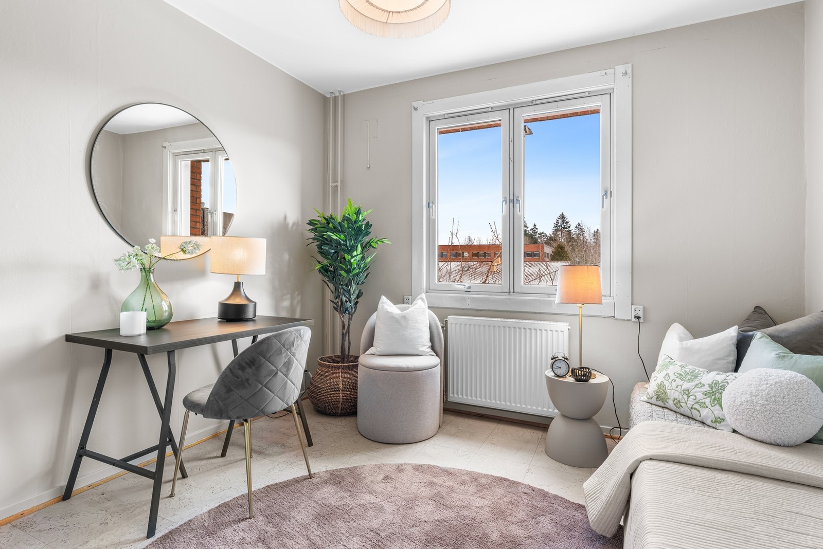 Rommets størrelse gir plass til seng og mindre oppbevaringsmøbler. Galleribilde