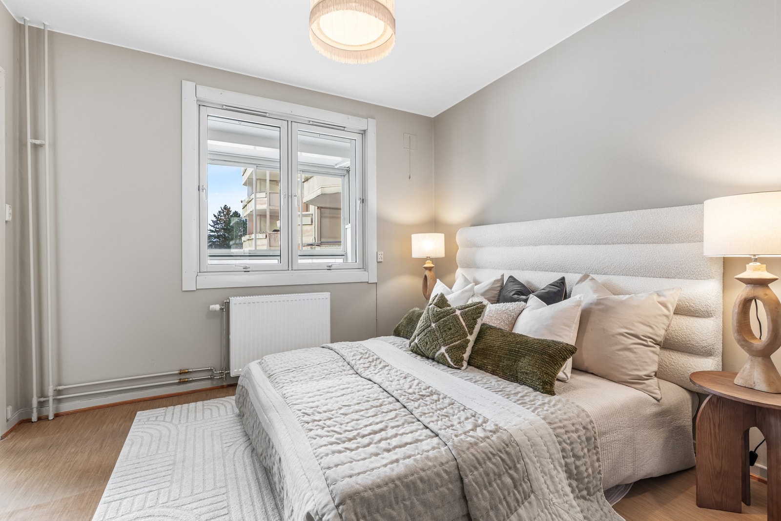 Det er vindu som gir naturlig lysinnslipp, noe som bidrar til en lys og luftig atmosfære. Galleribilde