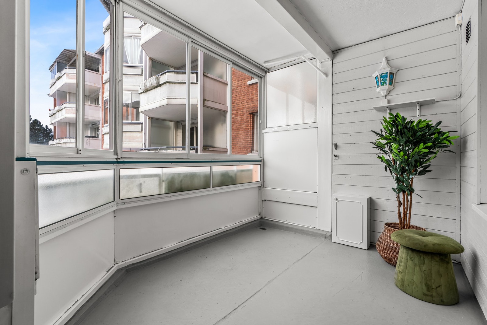 Balkongen er innglasset noe som gir gode muligheter for skjerming mot vær og vind. Galleribilde