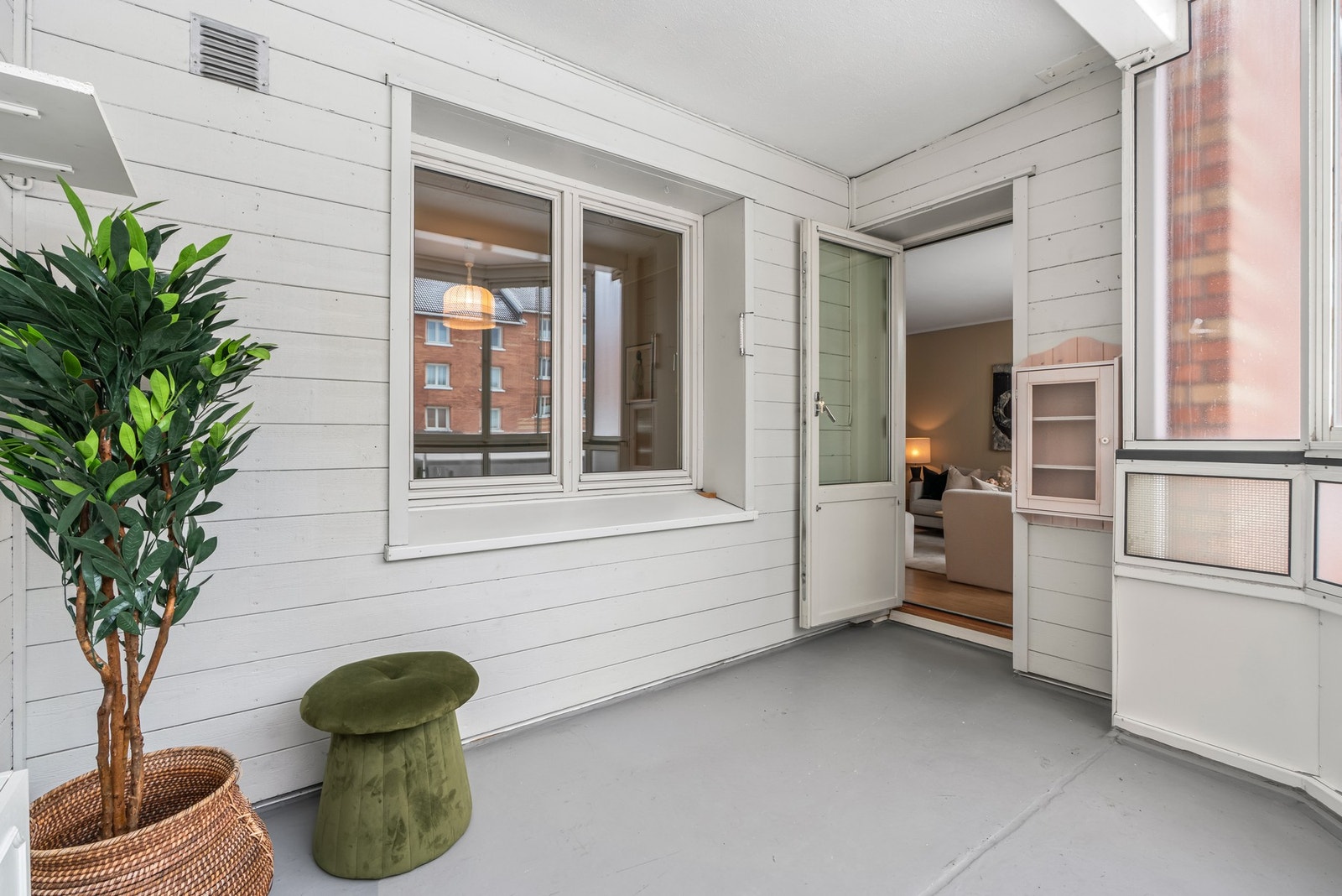 Leiligheten har en innglasset balkong mot sydvest, noe som gir gode solforhold. Galleribilde