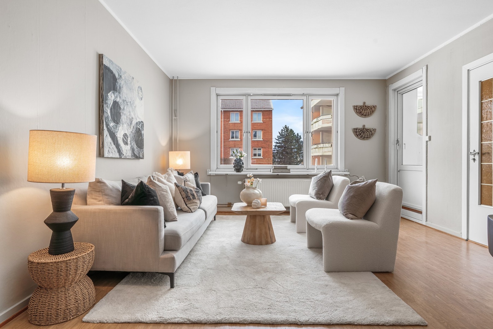 Romslig 3-roms med inglasset balkong - Bad fra 2020 - Varmtvann og fyring inkl. - Meget sentralt. Galleribilde