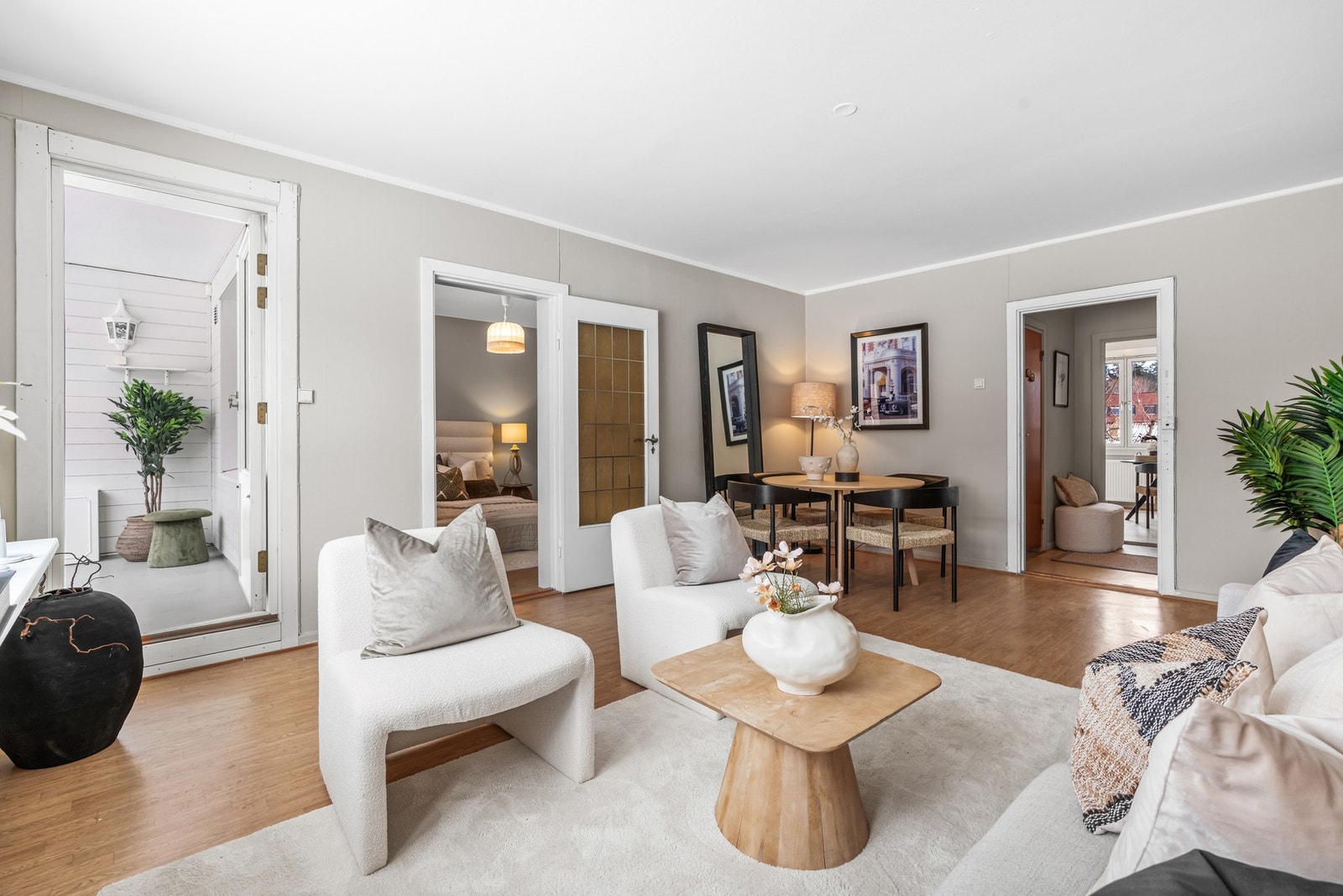 Rommets utforming gir fleksibilitet til å innrede med både sofa og spisegruppe. Galleribilde