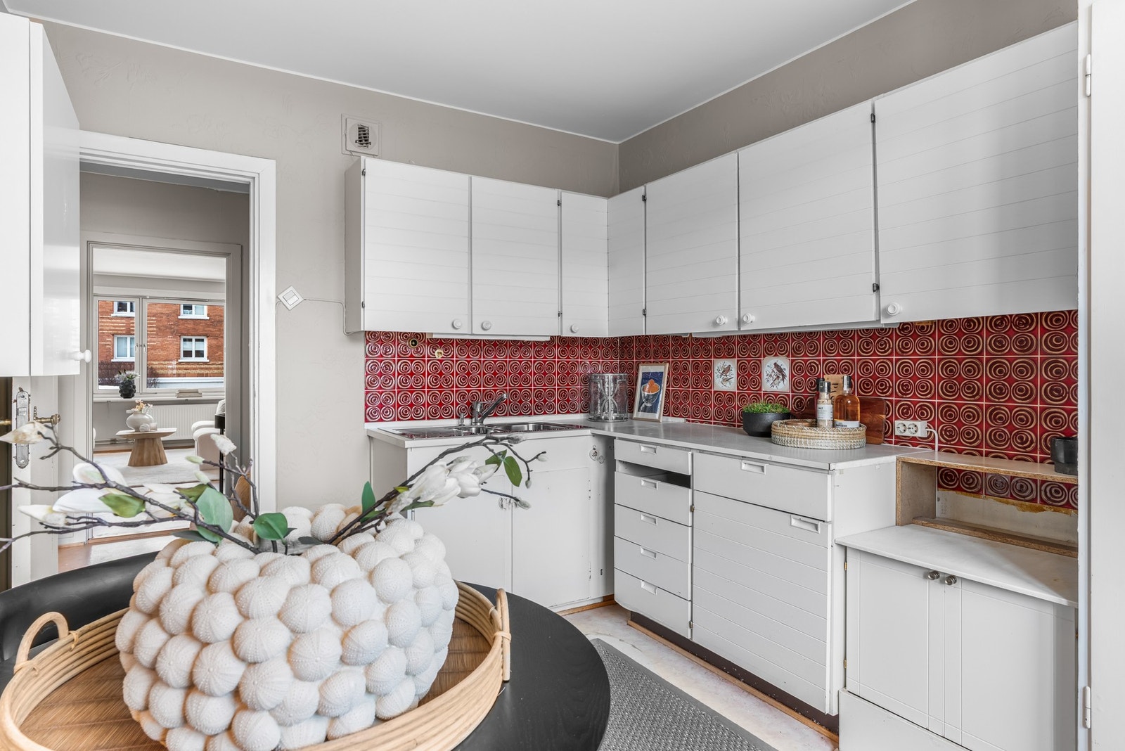 Skapløsningen gir grunnleggende oppbevaringsmuligheter. Sensor for waterguard er montert under kjøkkenet for ekstra funksjonalitet. Galleribilde