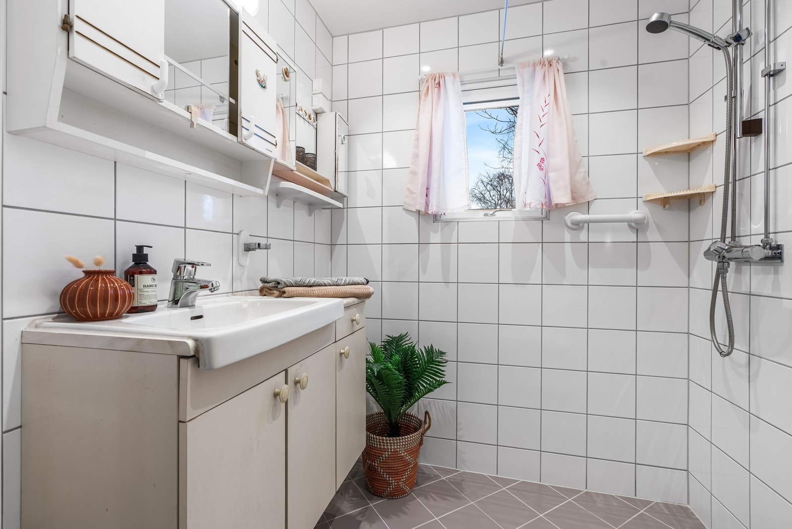 Badet er flislagt og ble modernisert i 2020. Galleribilde