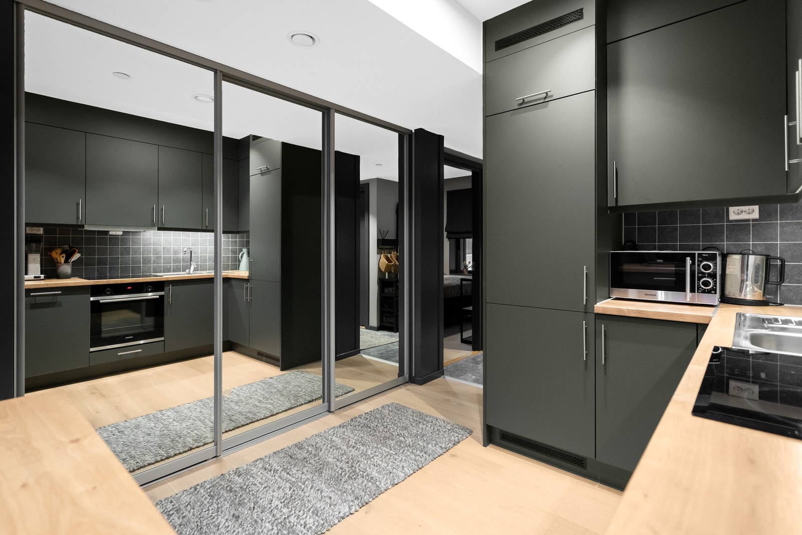 En stor skyvedørsgarderobe med speilfronter sørger for god plass til bl.a yttertøy og sko. Galleribilde