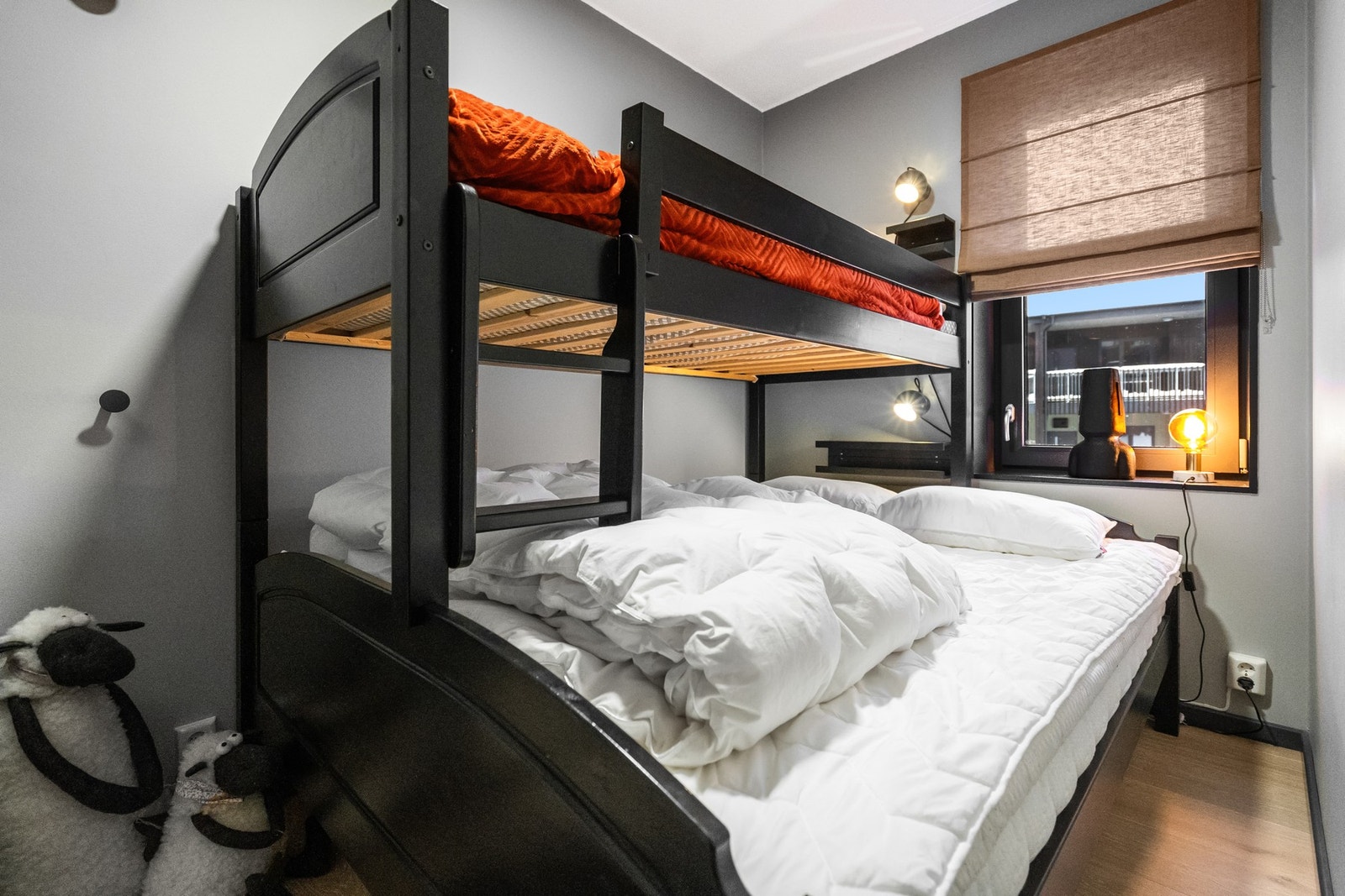 Ett av rommene er utstyrt med familiekøyseng. Galleribilde