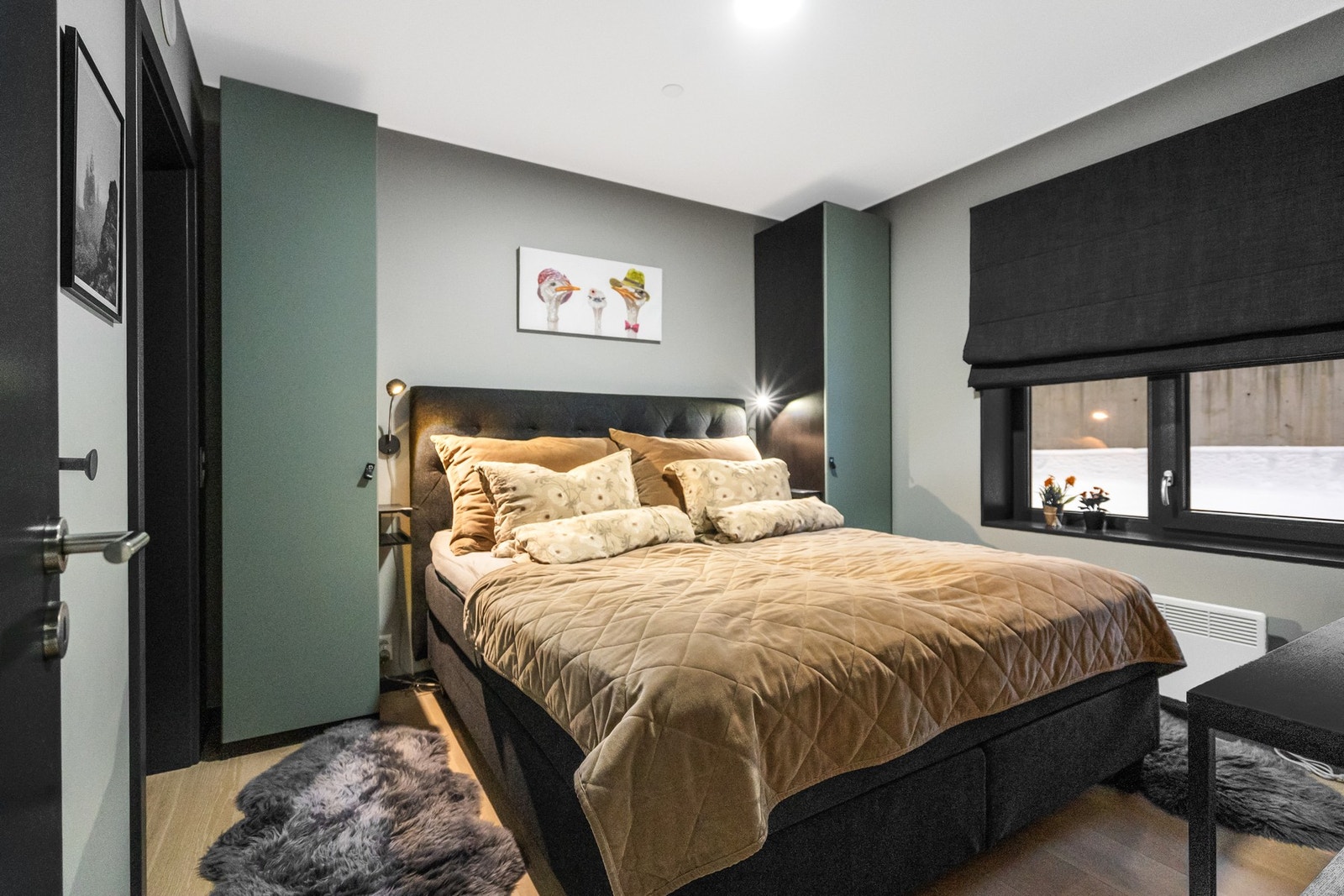 Alle tre soverommene med gjennomgående gode løsninger. Galleribilde