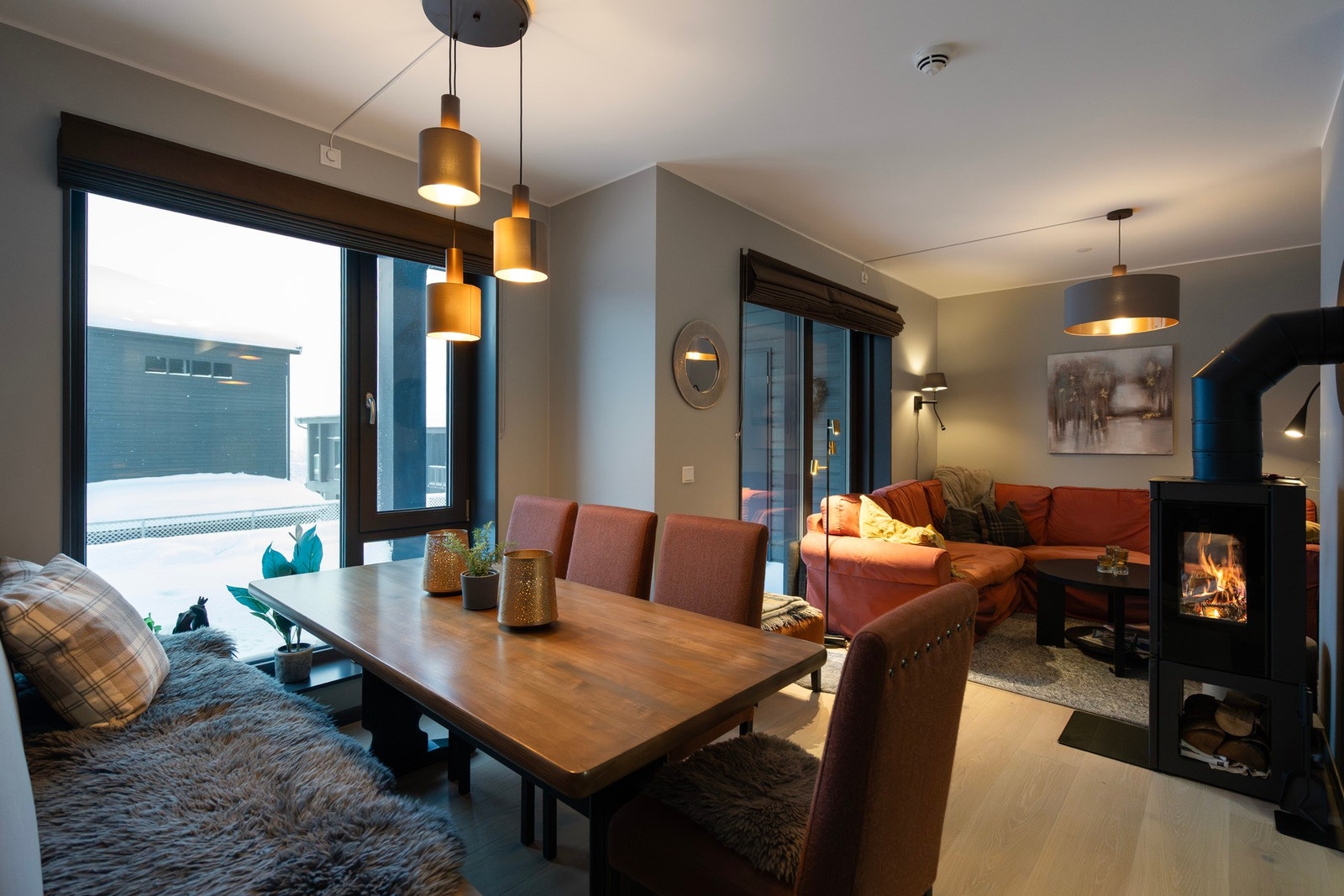 Åpen og sosial løsning som binder sammen spiseplass og stue på en naturlig måte. Galleribilde