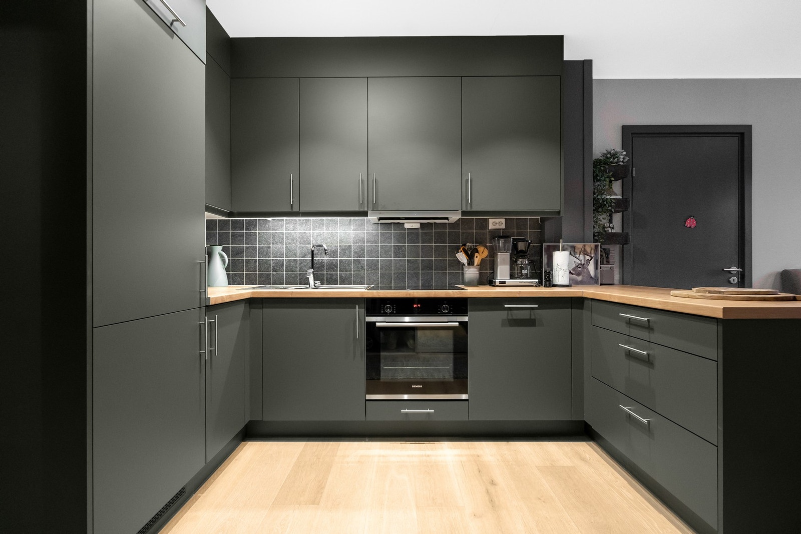 Stilren og lekker kjøkkeninnredning med god skap- og benkeplass. Galleribilde