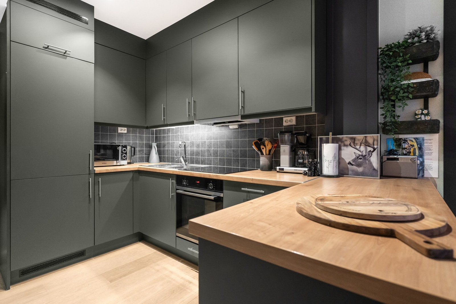 Praktisk utforming med god skap- og benkeplass gjør kjøkkenet funksjonelt når man samler familie og venner for et godt måltid. Galleribilde