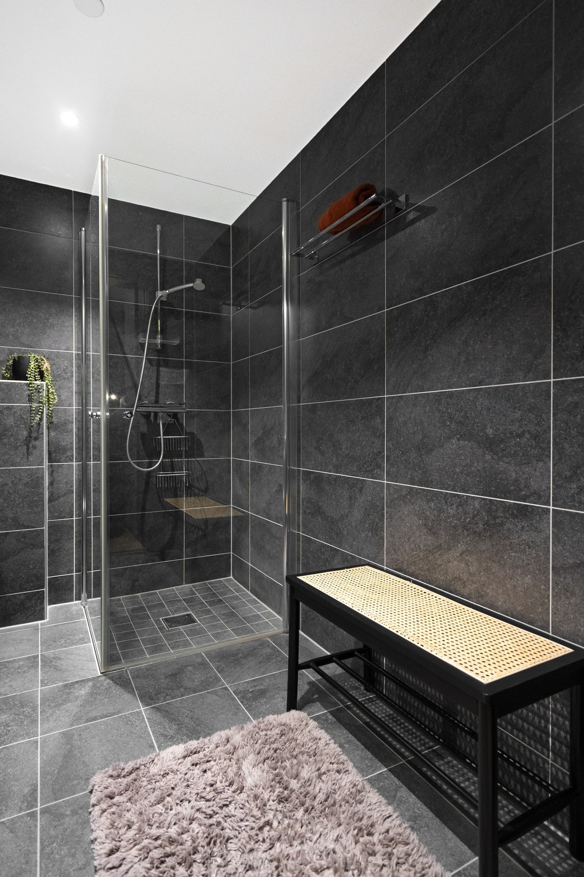 Begge badene er utstyrt med dusjhjørne. Galleribilde