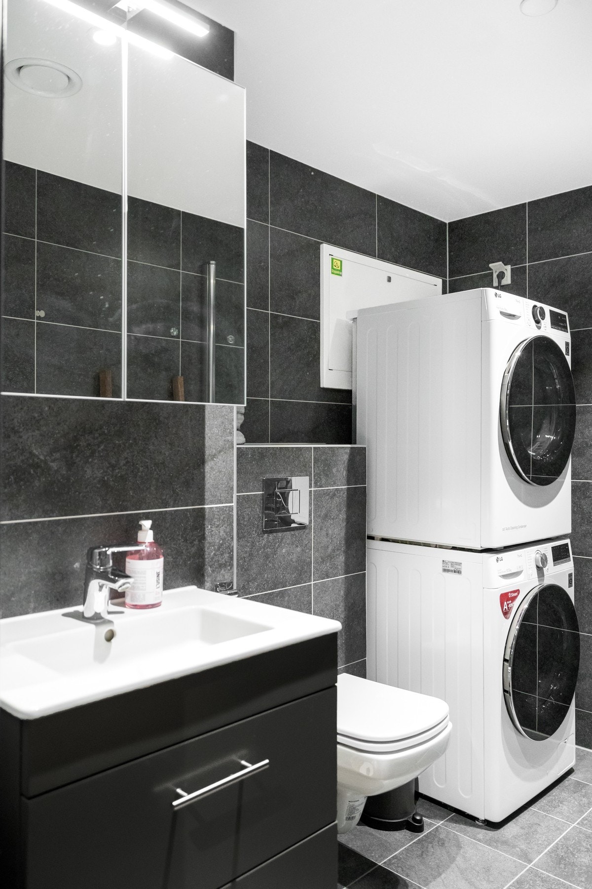 Ett av badene har opplegg for vaskemaskin og tørketrommel. Galleribilde