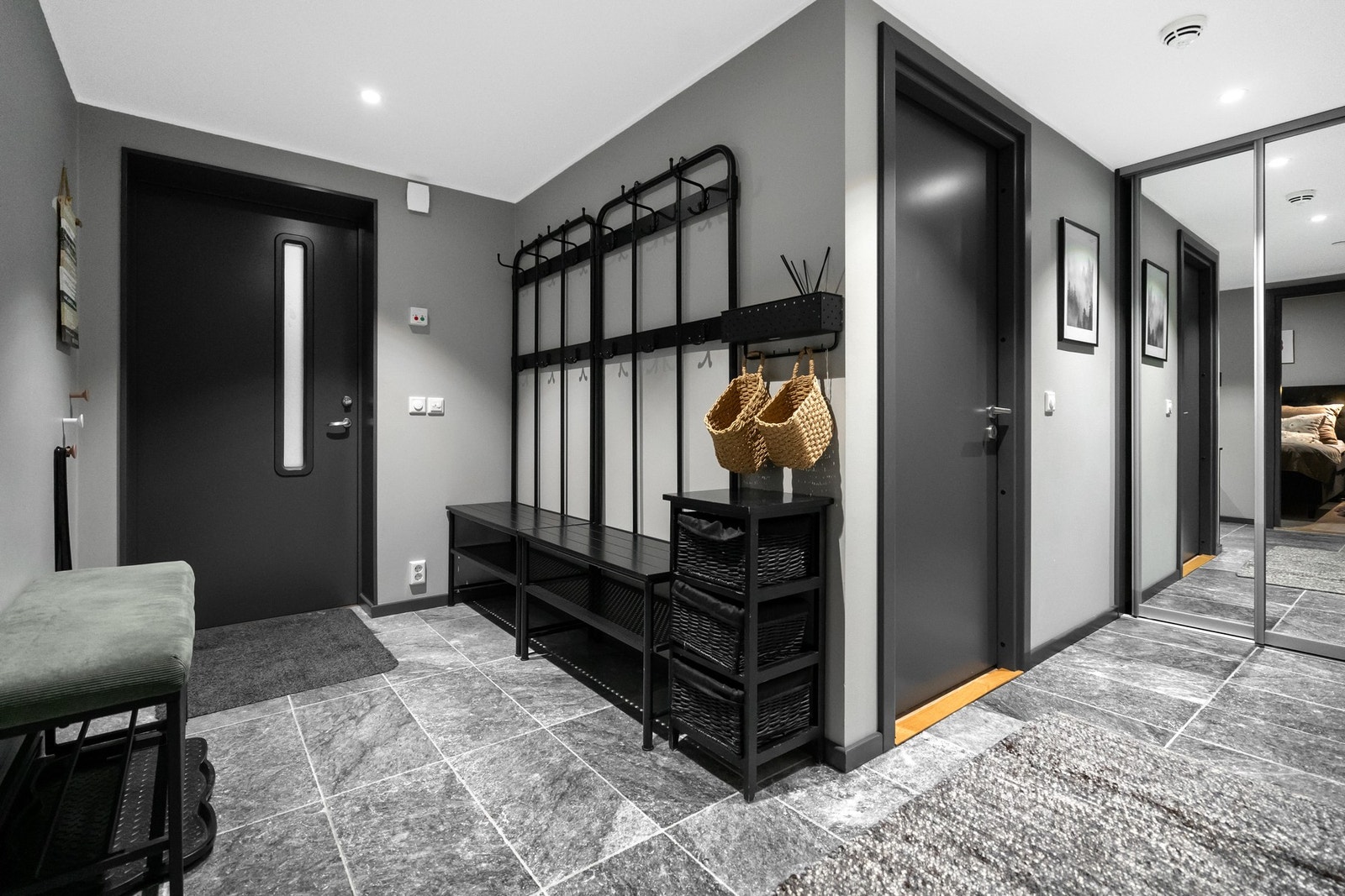 Romslig gang med oppbevaringsmuligheter for yttertøy og sko. Galleribilde