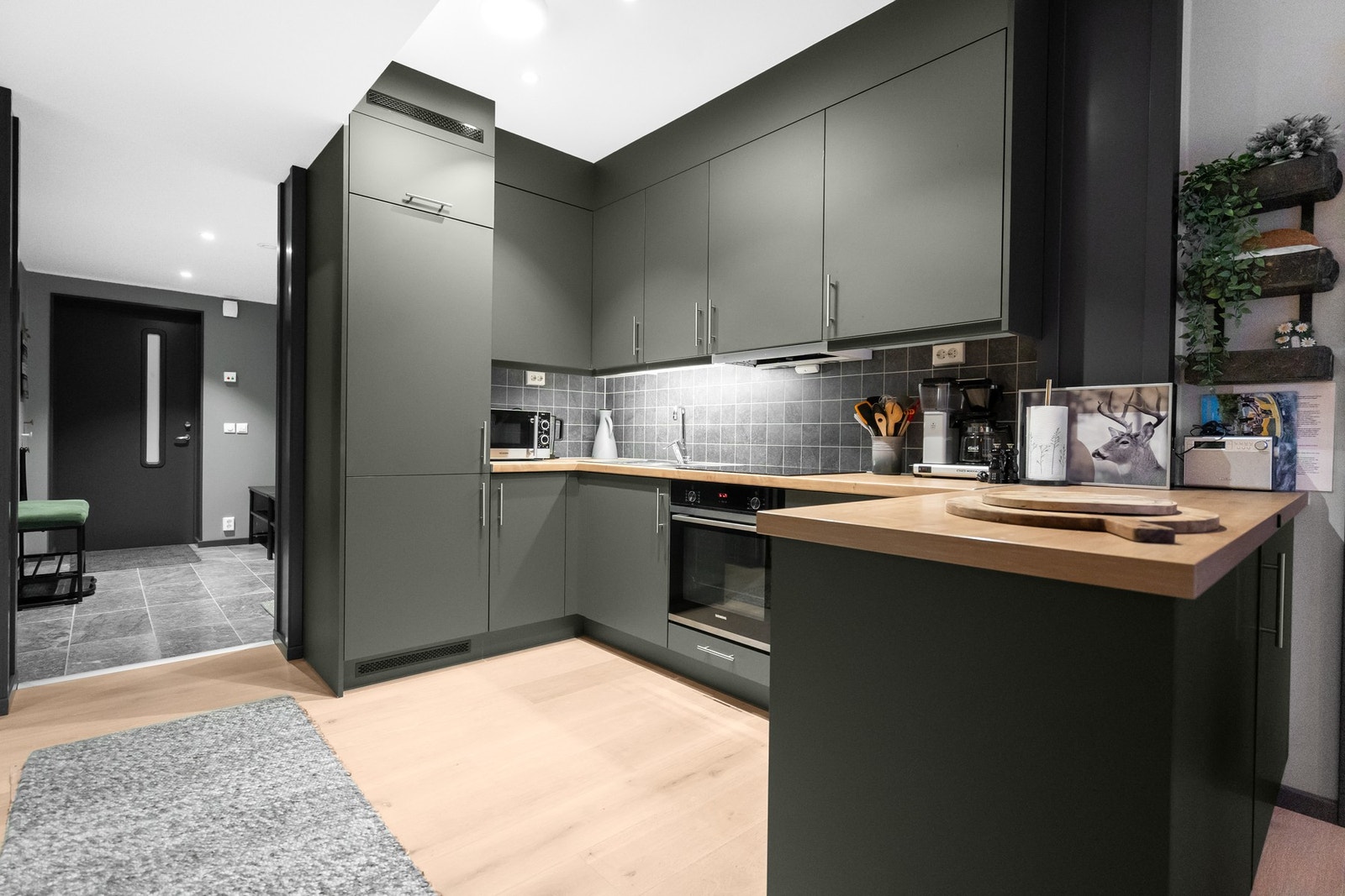 Det er integrerte hvitevarer i form av kjøl-/fryseskap, oppvaskmaskin, platetopp og stekeovn. Galleribilde