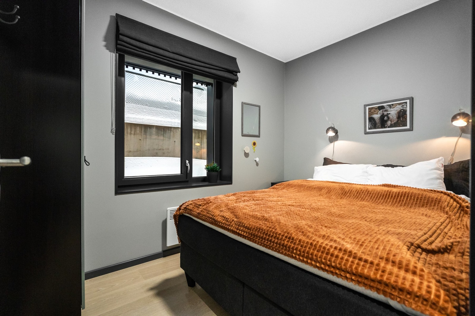 Soverom med duse, lune farger. Galleribilde