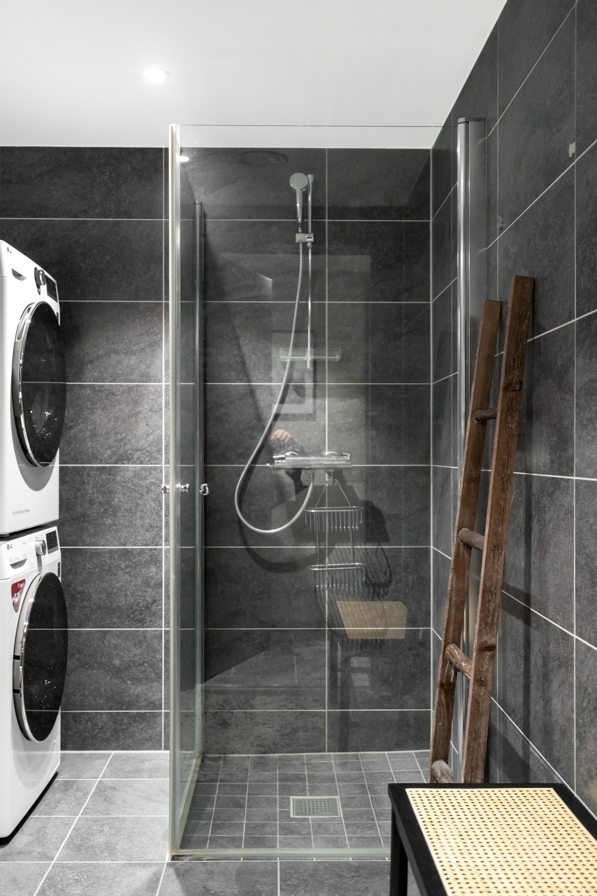 Begge badene i lik stil, fremstår moderne og delikat med helflisede vegger og flislagt gulv i tidløse fargetoner. Galleribilde