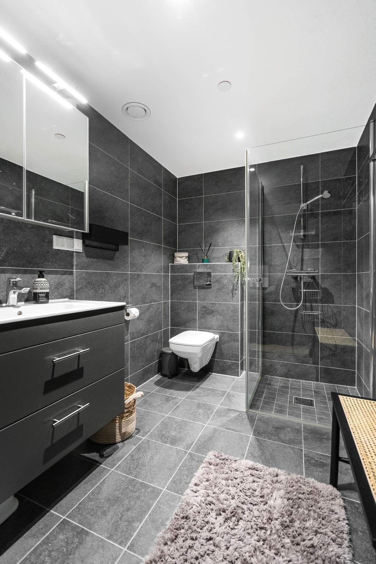 Begge badene har flislagt overflater og fremstår som delikate og tidsriktige. Galleribilde