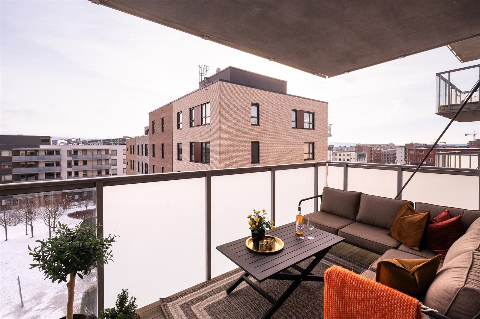 Her får du en lys og luftig 3-roms selveierleilighet, høyt og fritt beliggende i byggets 5. etasje med enkel heisadkomst. Galleribilde