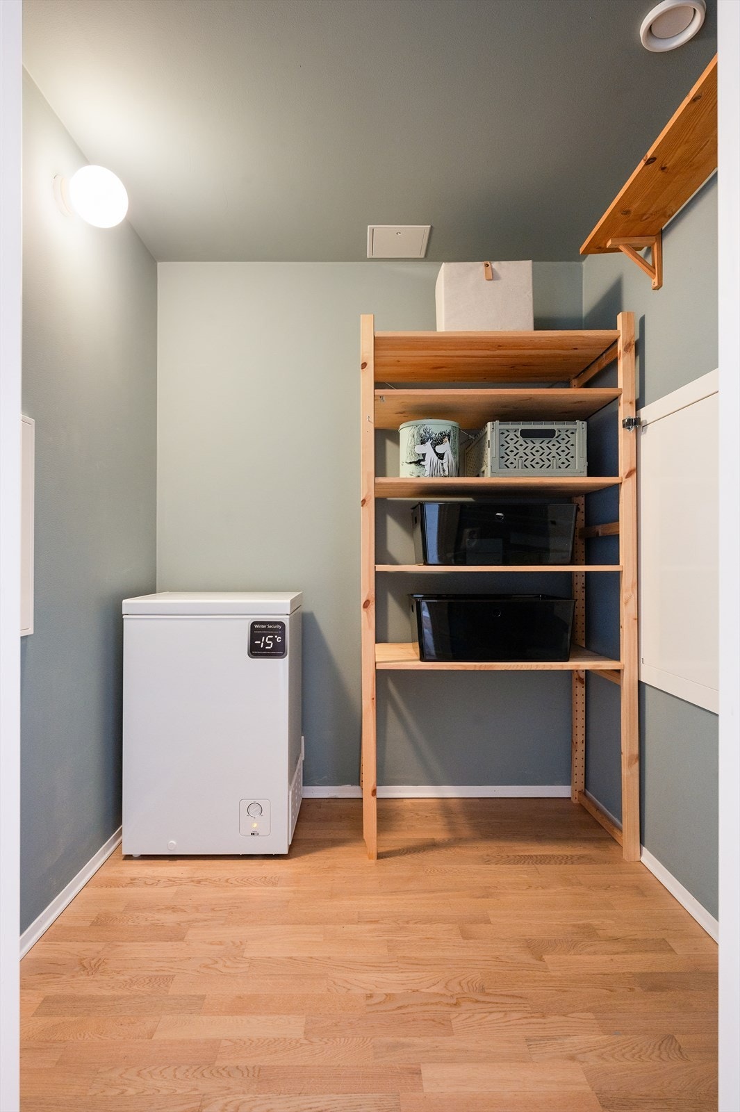 Fra entréen er det også tilgang til en praktisk intern bod som gir ekstra lagringsplass. Galleribilde