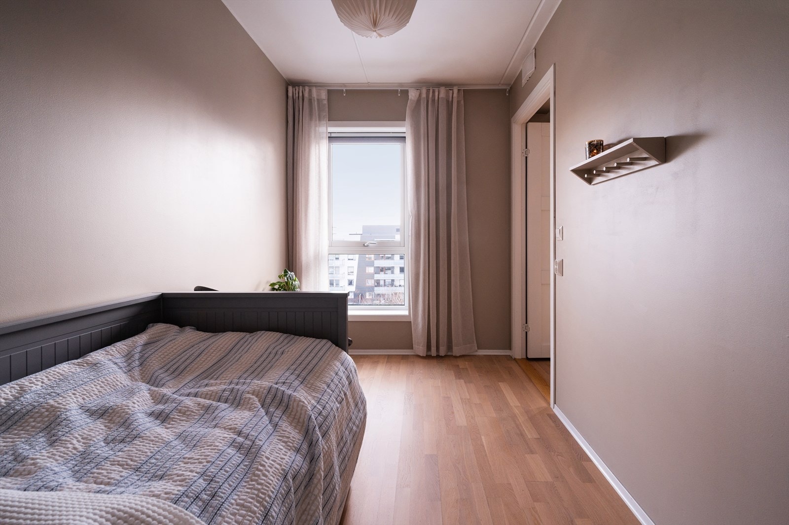 Rommet har også rom for en kontorpult dersom ønskelig. Rommet vender mot felles gårdsrom. Galleribilde