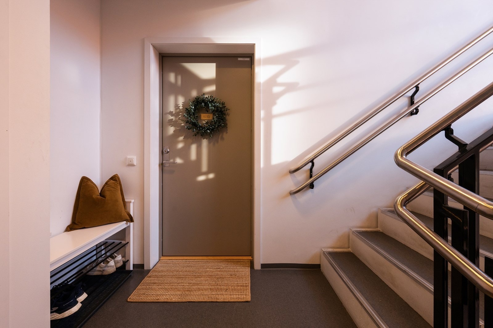 Dagens eier har plassert skohylle utenfor inngangsdøren, i felles trappeløp. Galleribilde