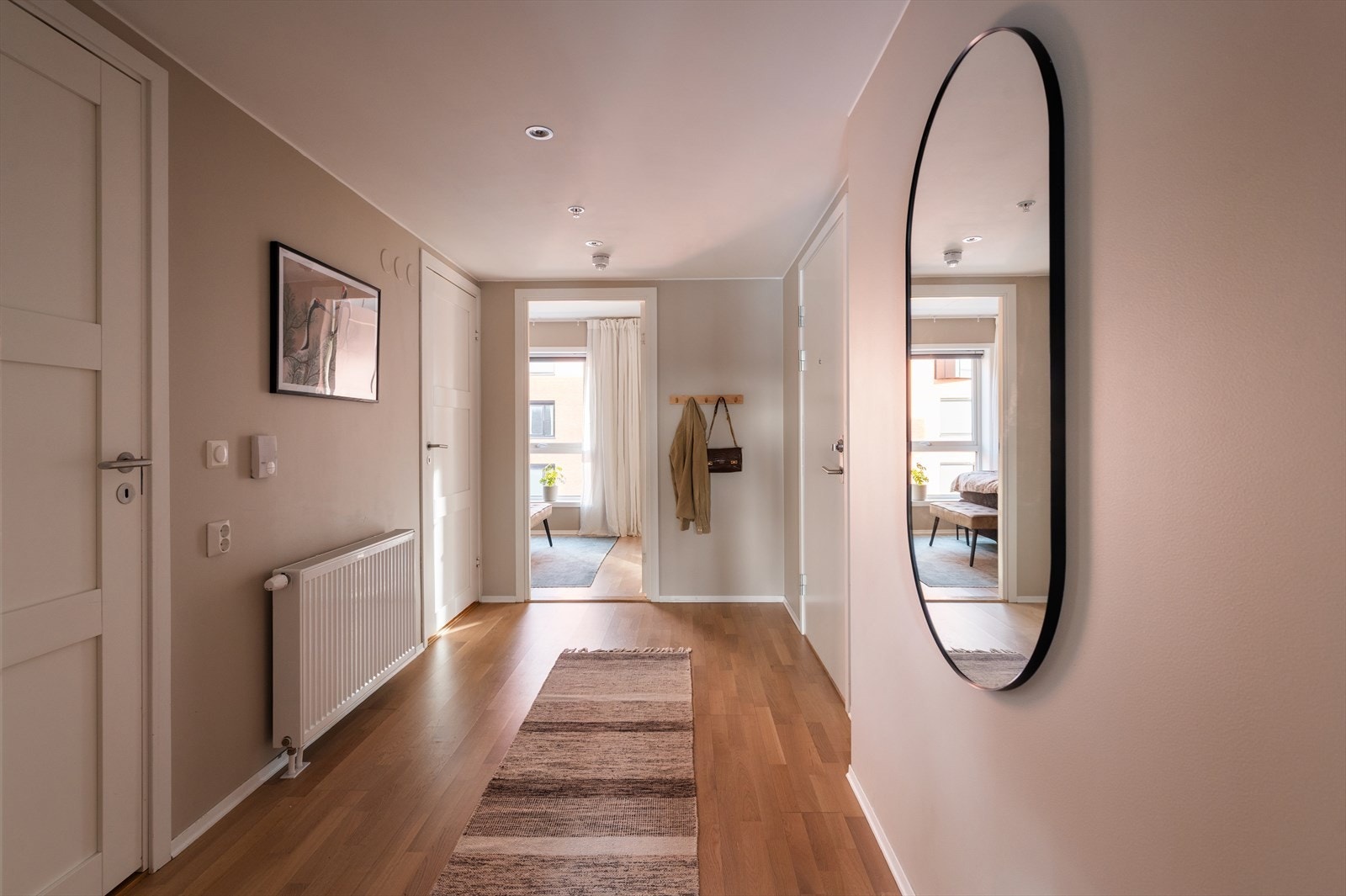 Lys og innbydende entré som gir et godt førsteinntrykk. Her er det god plass til oppheng av ytterklær og sko, samt rom for skoskap eller kommode. Galleribilde