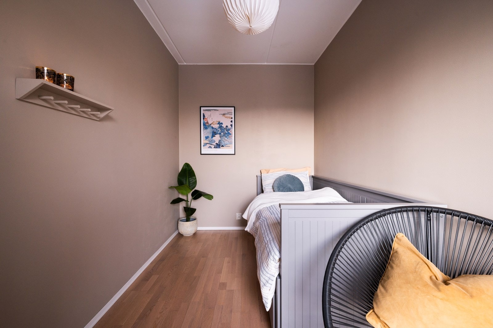 Rommet har plass til seng, nattbord, kommode / garderobeskap. Galleribilde