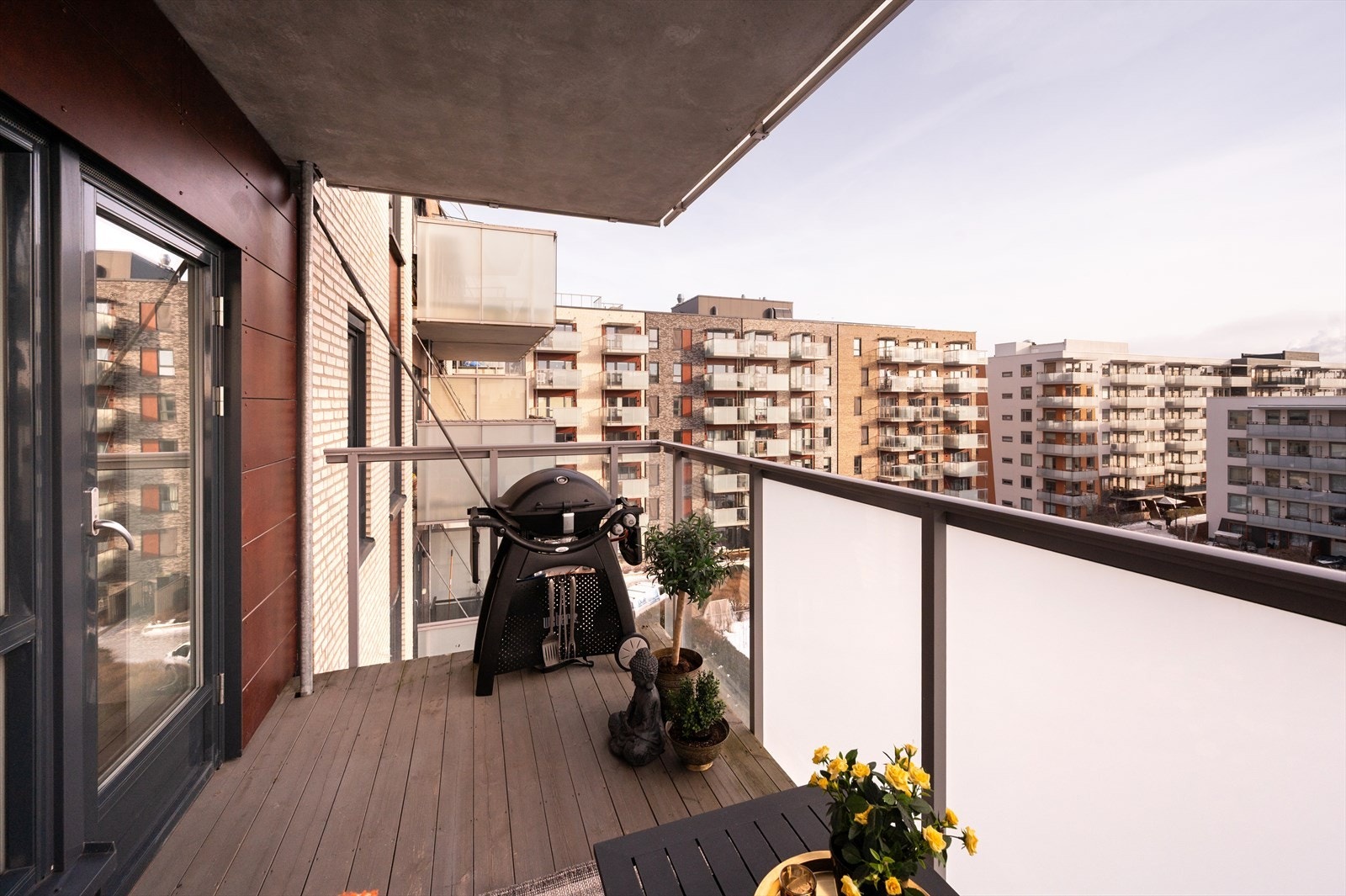 Fra stuen er det utgang til en sydøstvendt balkong på hele 10 kvm, vendt mot det rolige indre gårdsrommet. Galleribilde