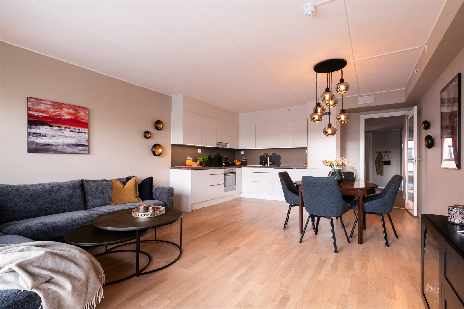 Åpen løsning mellom stue- og kjøkken bidrar til en luftig og sosial planløsning. Galleribilde